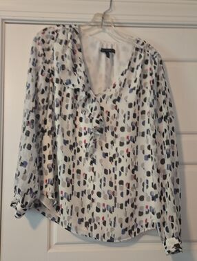White House Black Market White Geometric Ruffle V-Neck Blouse